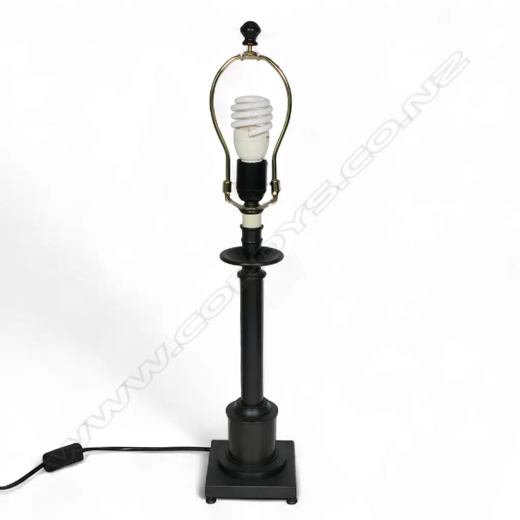 A table lamp and shade, Image 1++